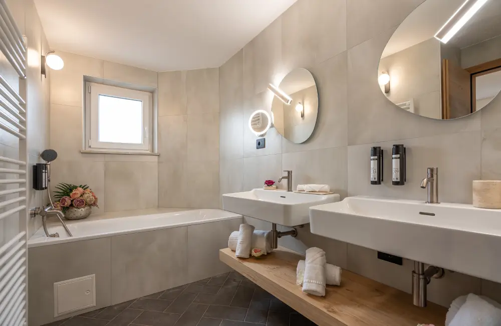 Bathroom with shower and bathtub in the Tara Deluxe Suite, Villa Bellevue Portorož