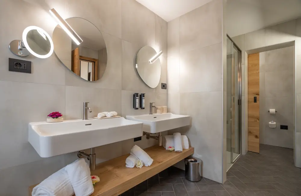 Bathroom with shower and bathtub in the Tara Deluxe Suite, Villa Bellevue Portorož