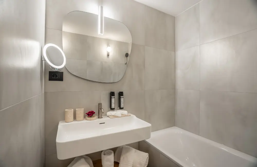 Bathroom in the Shanti Deluxe Room, Villa Bellevue Portorož