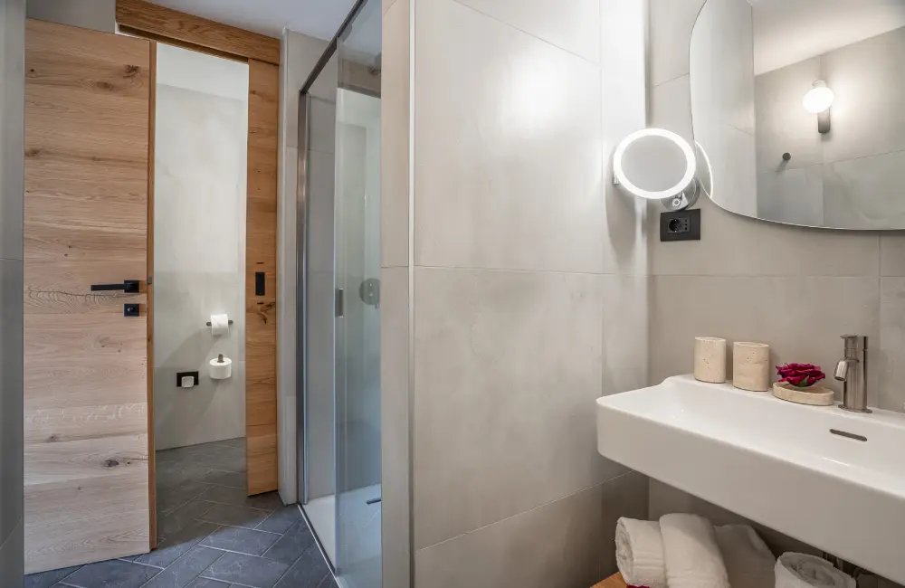 Bathroom in the Shanti Deluxe Room, Villa Bellevue Portorož